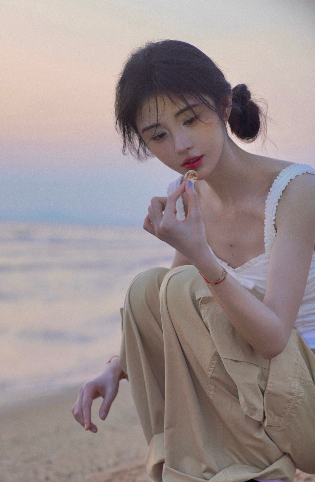 鞠婧祎海边营业照，这个妆容太美了