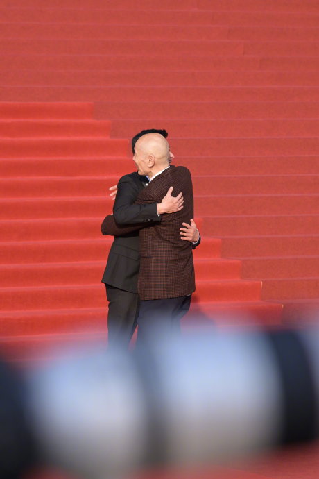 吴京与葛优在电影作品和公众形象上有哪些不同和共通点？