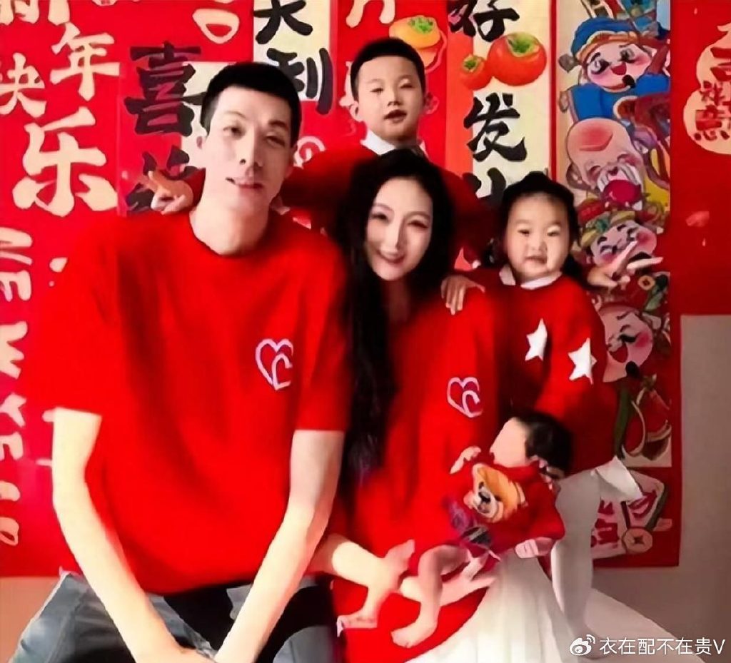 颜值惊艳，任骏飞妻子罕见亮相，博士空姐，生育3孩身材仍高挑