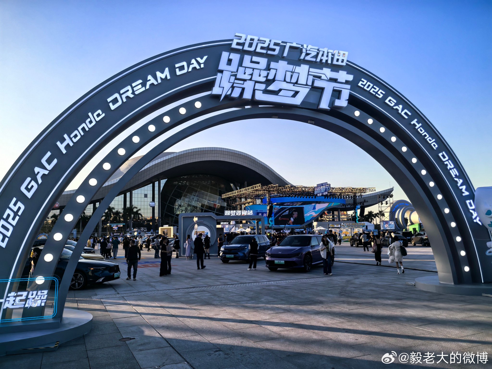 马上乘这架海南航空涂的花花绿绿的波音B737