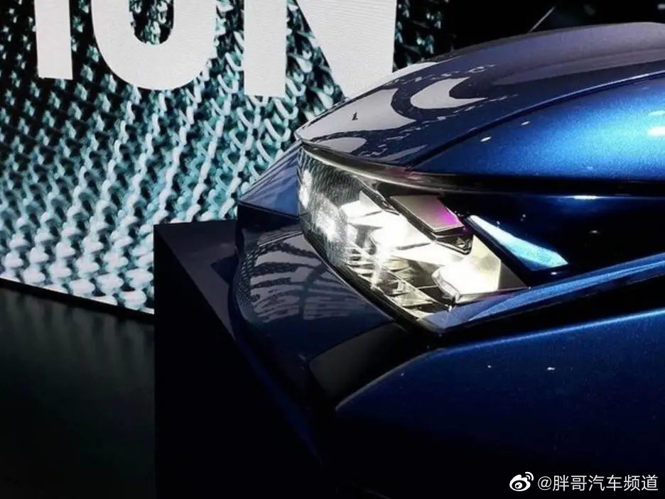 全新 DS 4将采用全新的EMP2平台进行打造。新车将延续家族设计