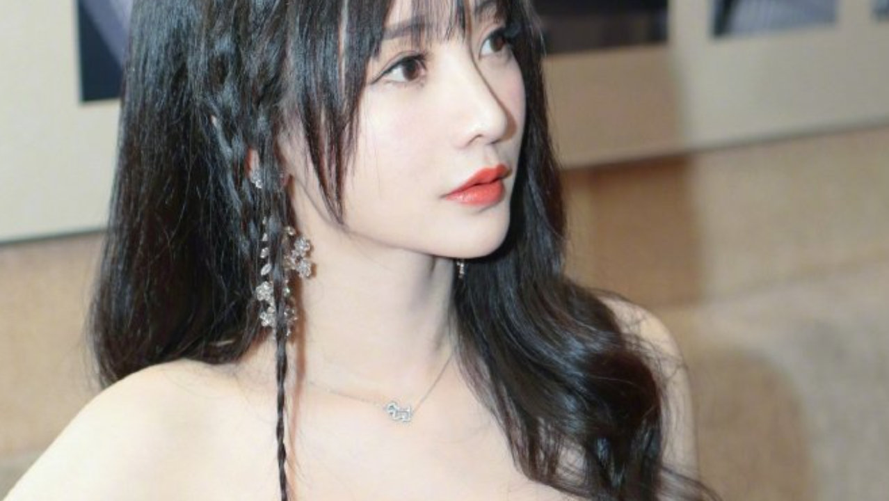 柳岩身穿抹胸纱裙，白蓝两色搭配似优雅人鱼，秀出完美曲线十分抢眼。