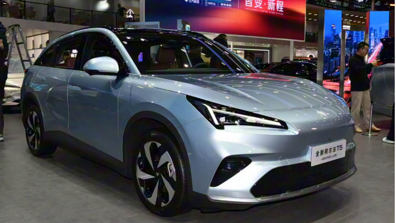 2025广州车展：全新极狐阿尔法 T5 凭啥成 15 万级焦点？