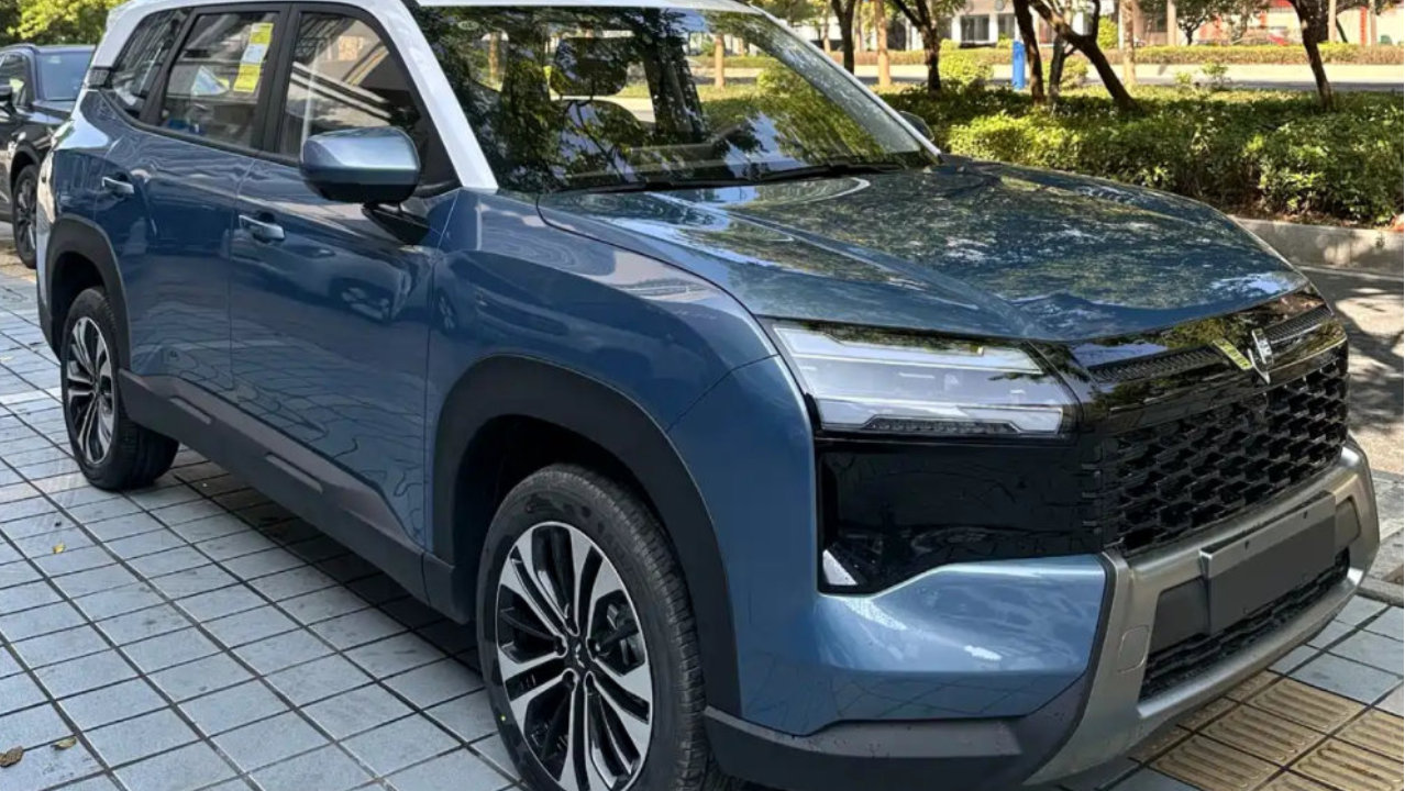 五菱宏光侠量产版实车曝光 或命名星光560