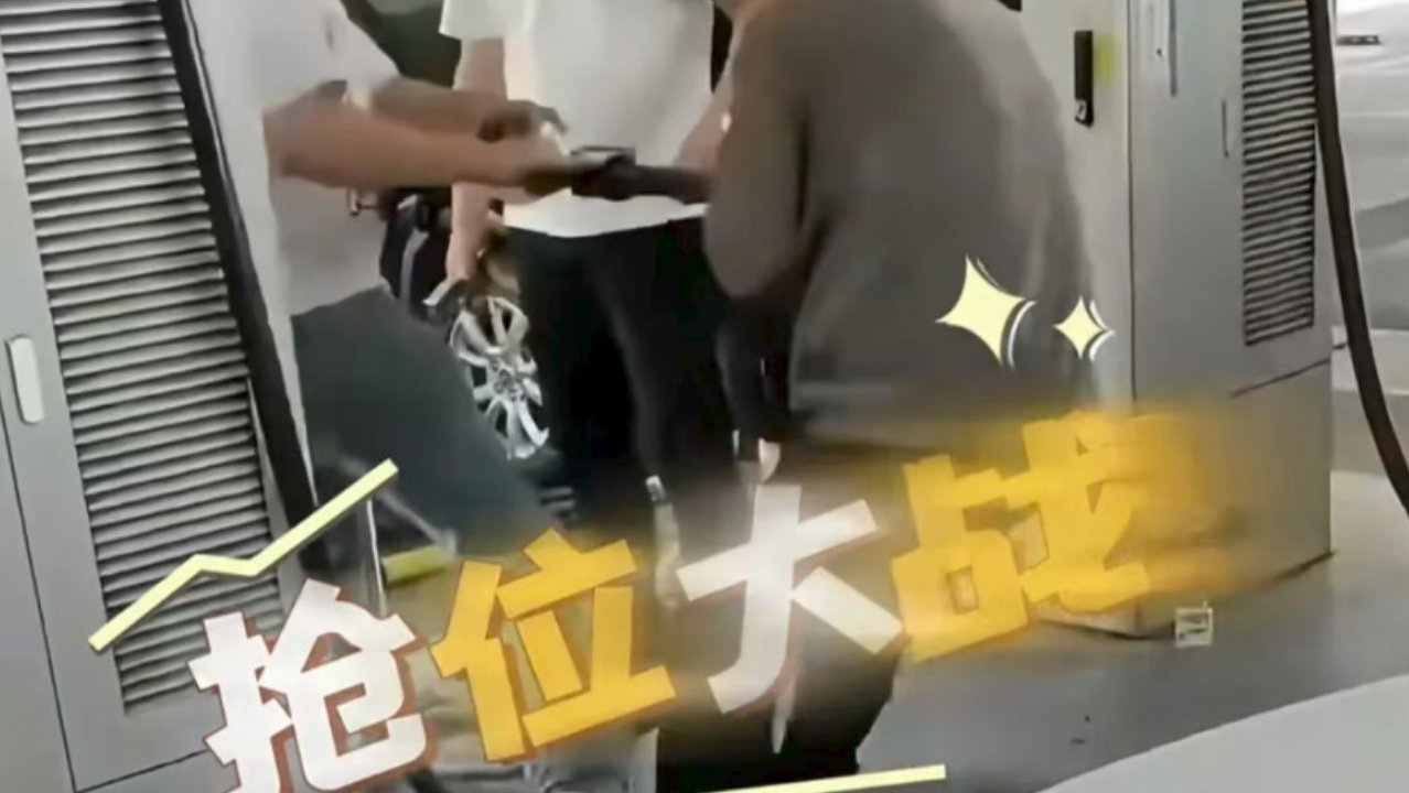 有油箱还来抢？高速充电排队5小时，纯电车主和混动车主吵起来了