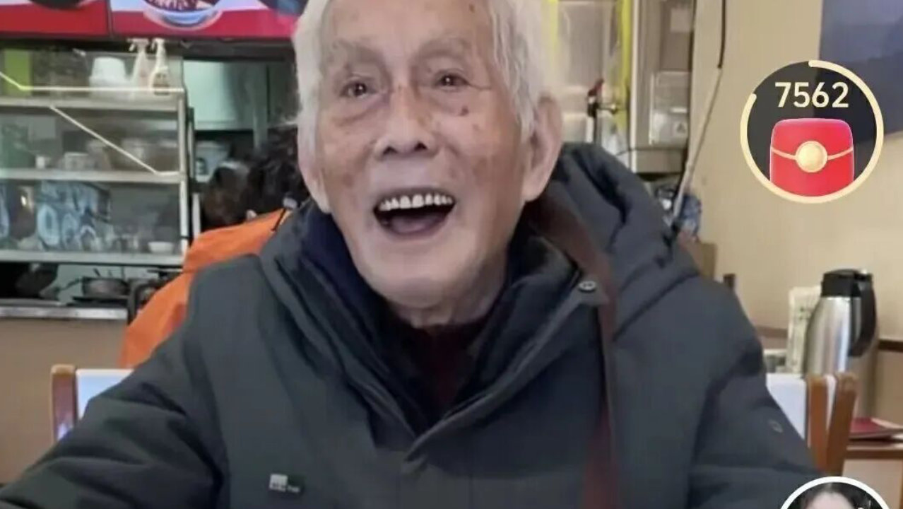 94岁爷爷独自乘40多小时火车到西藏旅游，熟练使用手机订票订酒店