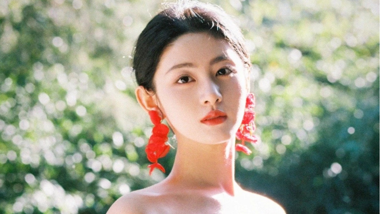 于正发赵晴的男装，又是瘦弱女孩演女将军，可惜广大网友并不买单