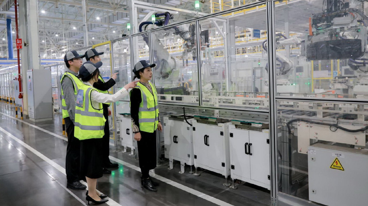 让品质“看得见”！岚图泰山车主探秘智慧工厂，见证中国智造豪华底气