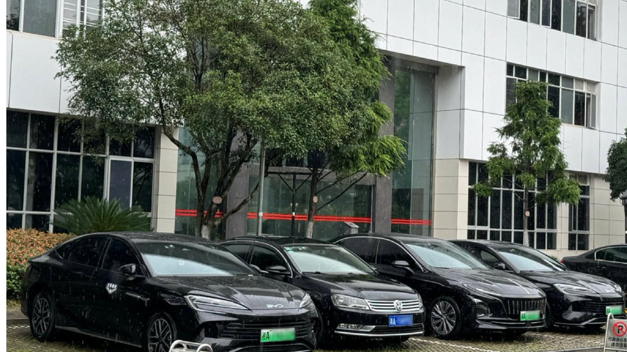 政府大院停满比亚迪！公务员通勤新风尚来了