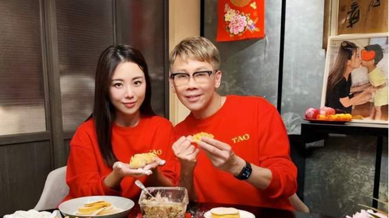 陶喆 56 岁显沧桑，娇妻江佩蓉似小姑娘，豪门千金的美搭才是底气