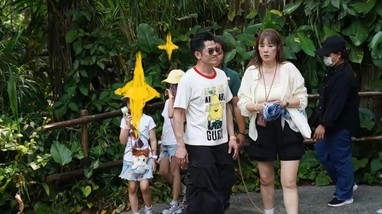 郭富城挽老婆手好腻歪！方媛穿2280马甲背2.2W包，背影像年轻情侣
