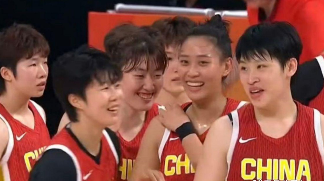 女篮亚运夺牌一人最尴尬！靠罚球捡2分+唯一在场输分，愧对宫鲁鸣