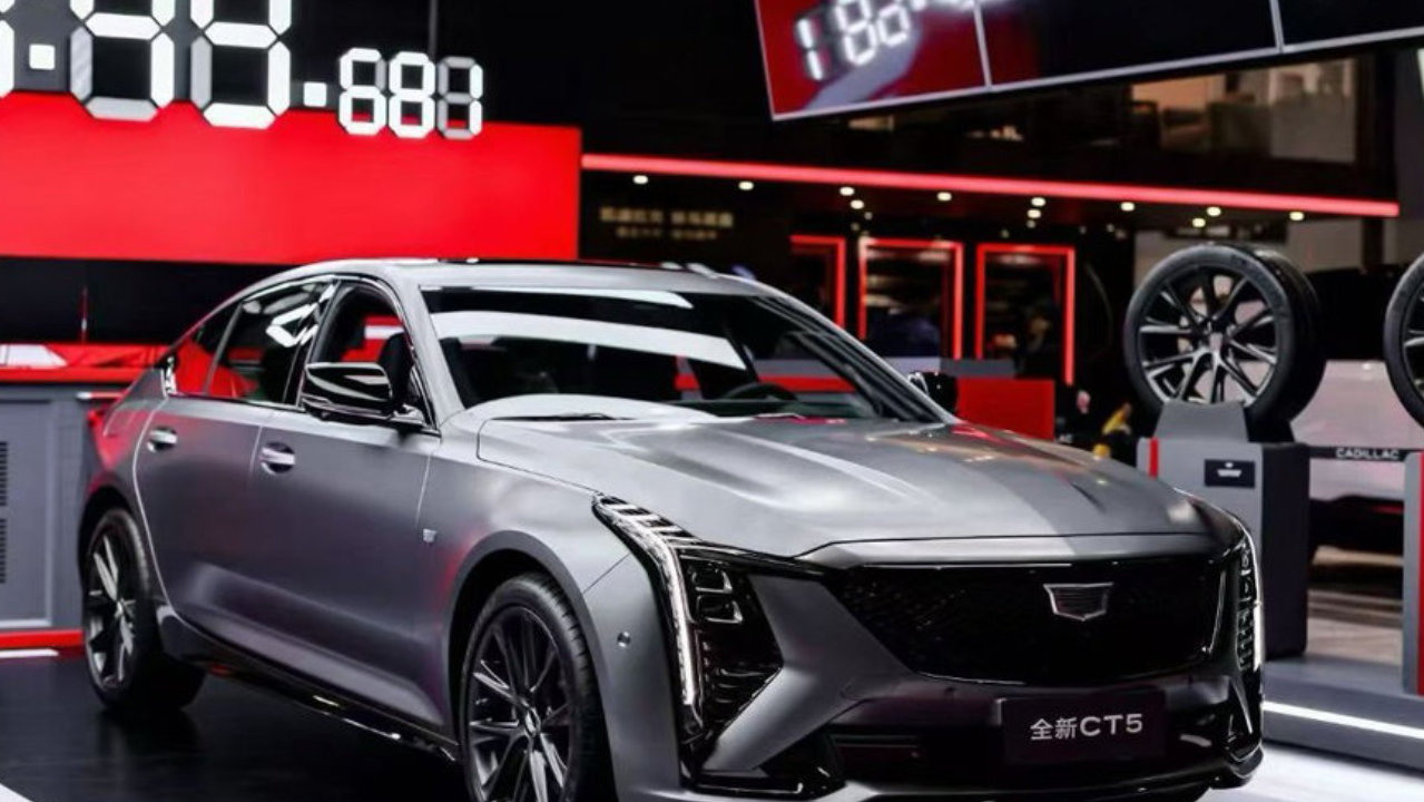 2025广州车展丨凯迪拉克全新CT5发布飓风哑光灰车色+红色性能选装包