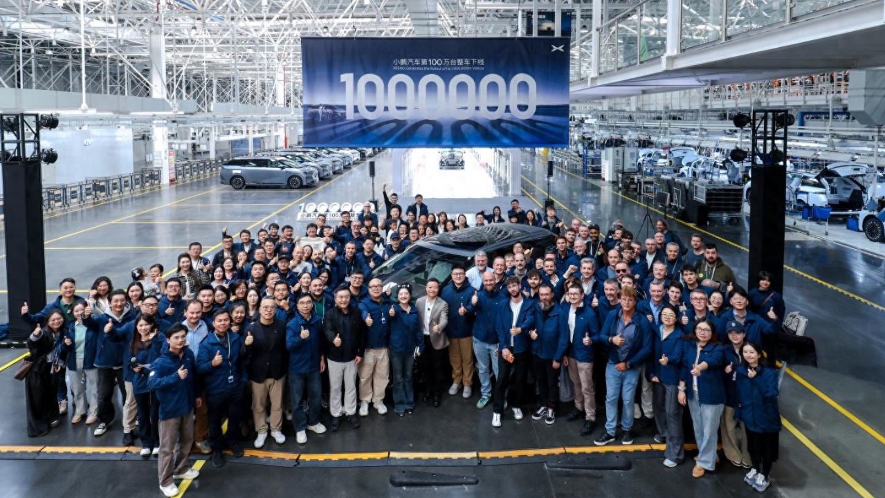 ″一车双能″ 来了！小鹏第100万台下线暨首批X9超级增程车主交付