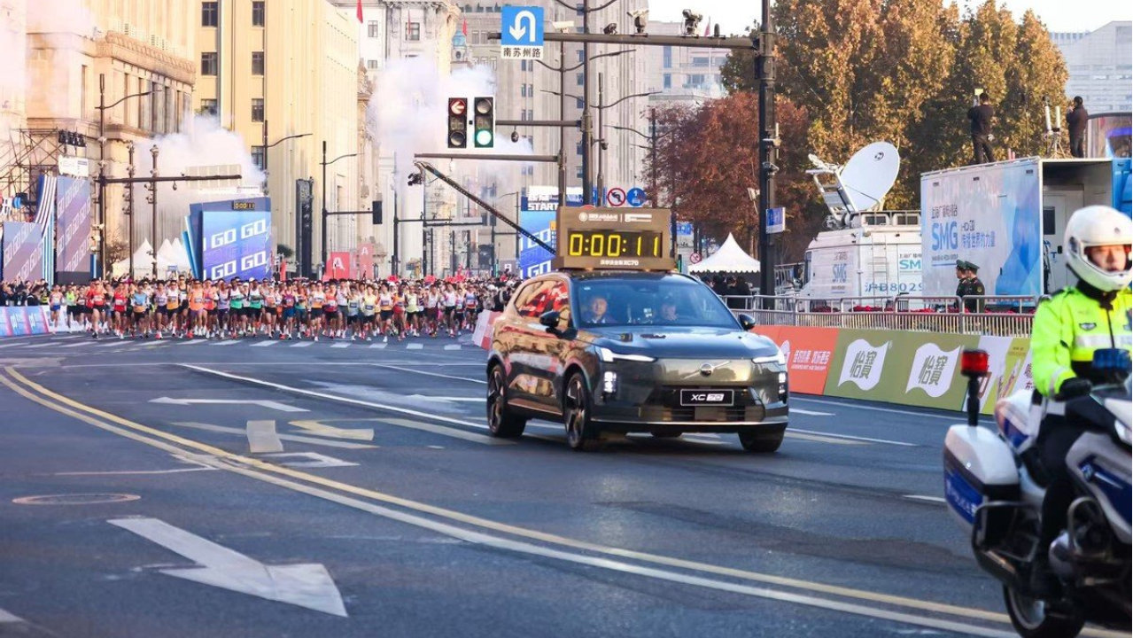全程护航2025上海马拉松，沃尔沃全新XC70才是最强“陪跑员”