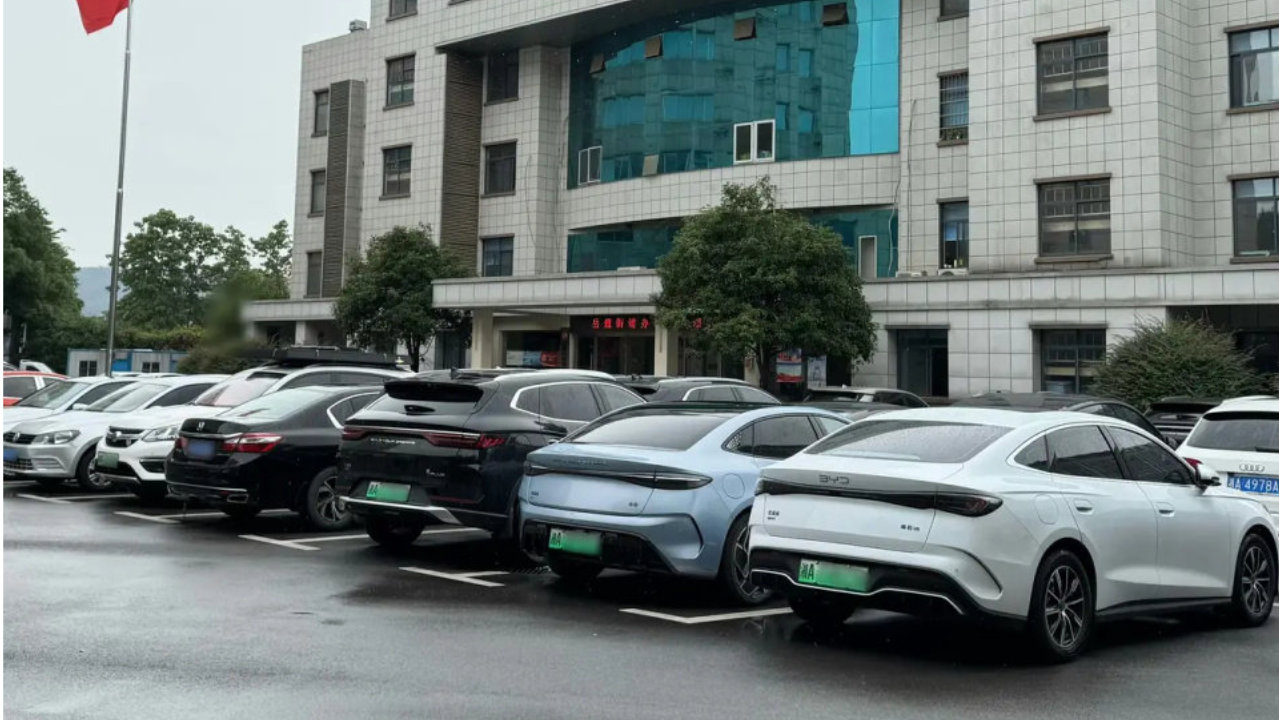 机关大院的早晨，奥迪变少了，比亚迪变多了！