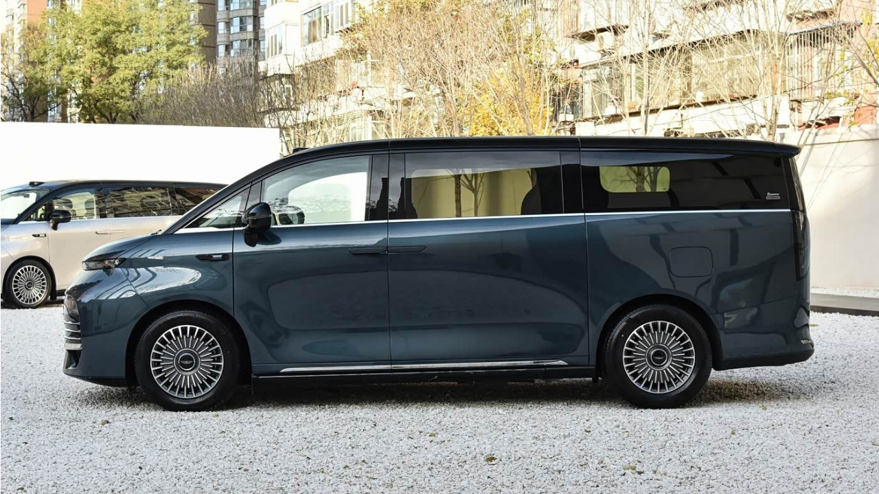 吉利银河全新MPV亮相，车标带翅膀像宾利，二三排都舒适，要火了