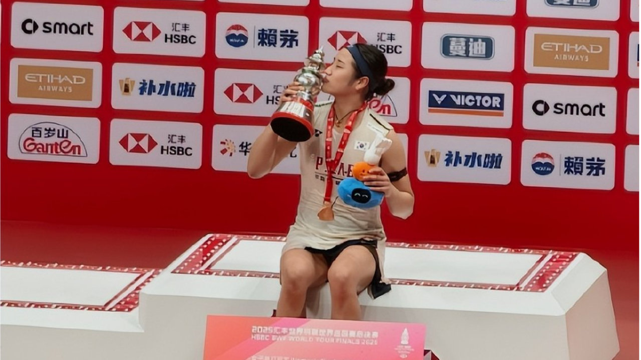 安洗莹亲冠军奖杯！韩媒：世界羽坛最强，女帝创7纪录比肩桃田超林丹