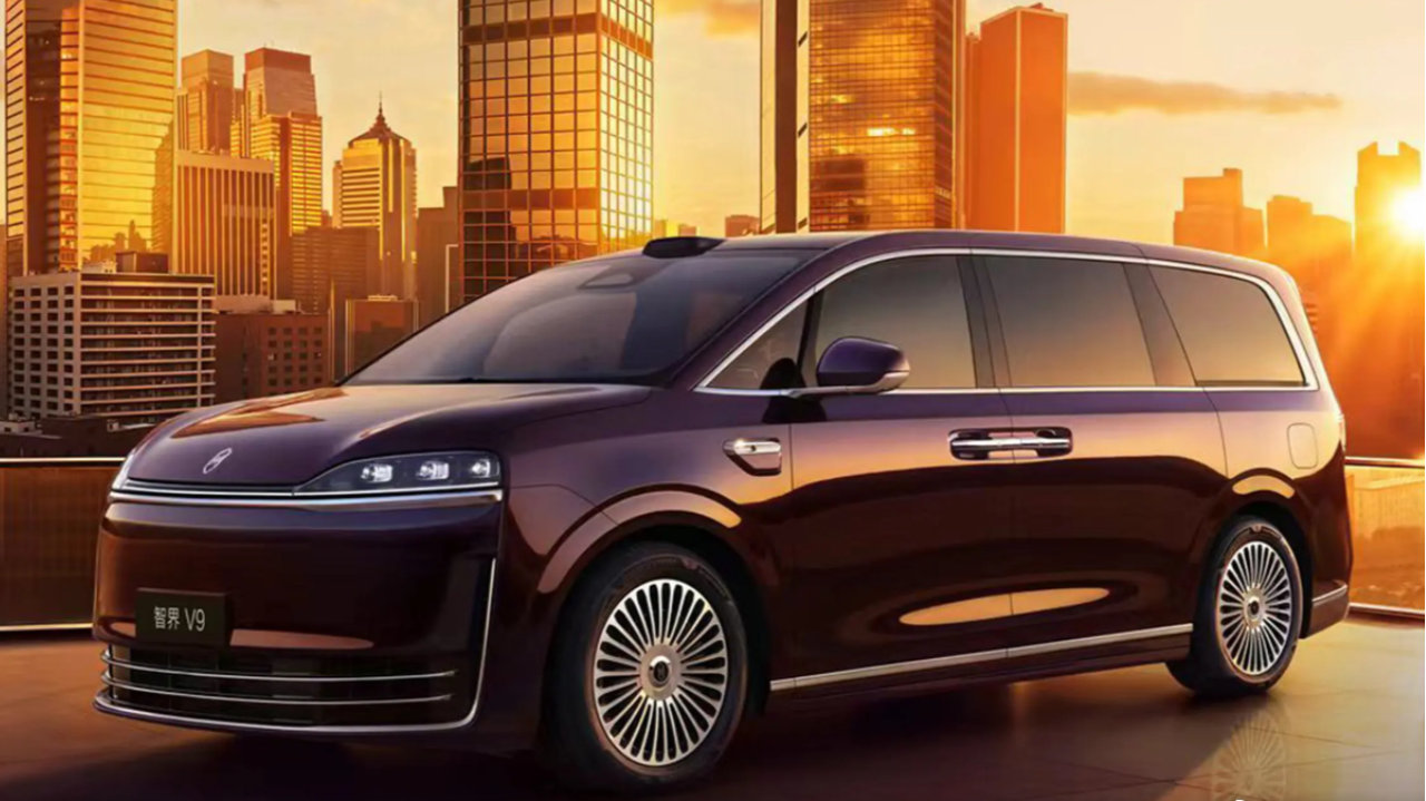 内饰比外观豪华，180°旋转座椅+一体式三联屏，智界V9怎么样？