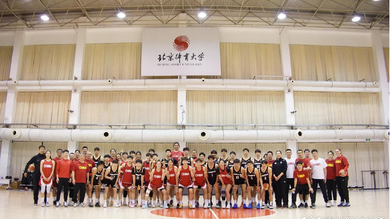 中国女篮最新备战曝光！2米26女姚明+30岁王牌到队，95一代仅1人