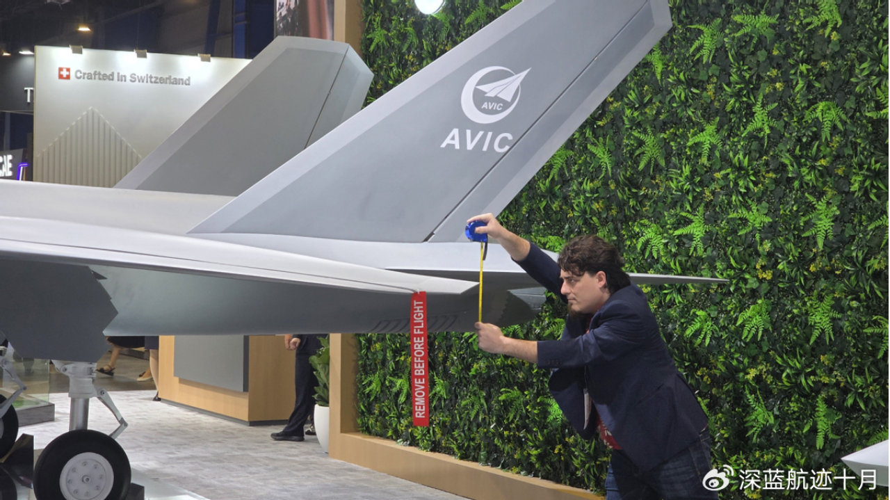 歼-35A航展高调亮剑，美军火商急眼摆拍，蹭热度翻车现场