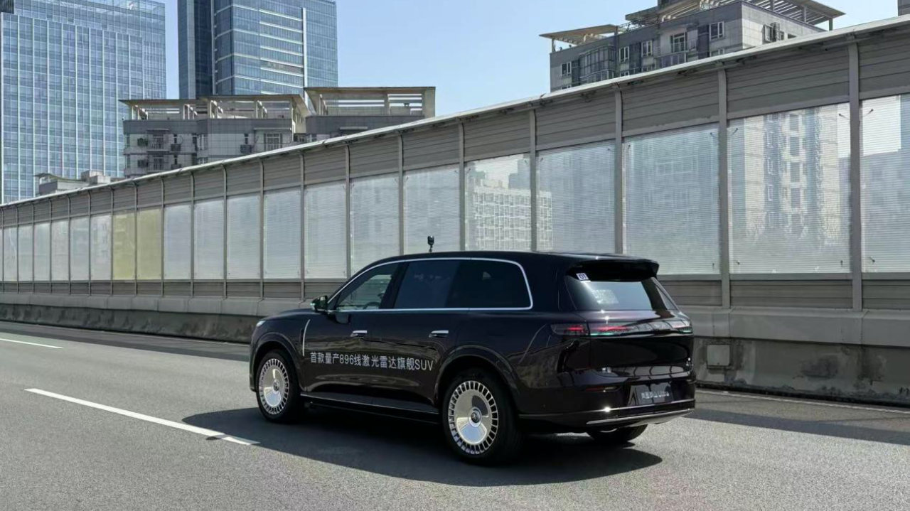 智驾新高！首款L3级架构量产SUV岚图泰山Ultra正式到店