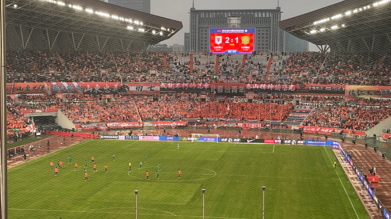 终场前遭遇定位球“绝杀” 国安1比2输掉京鲁大战