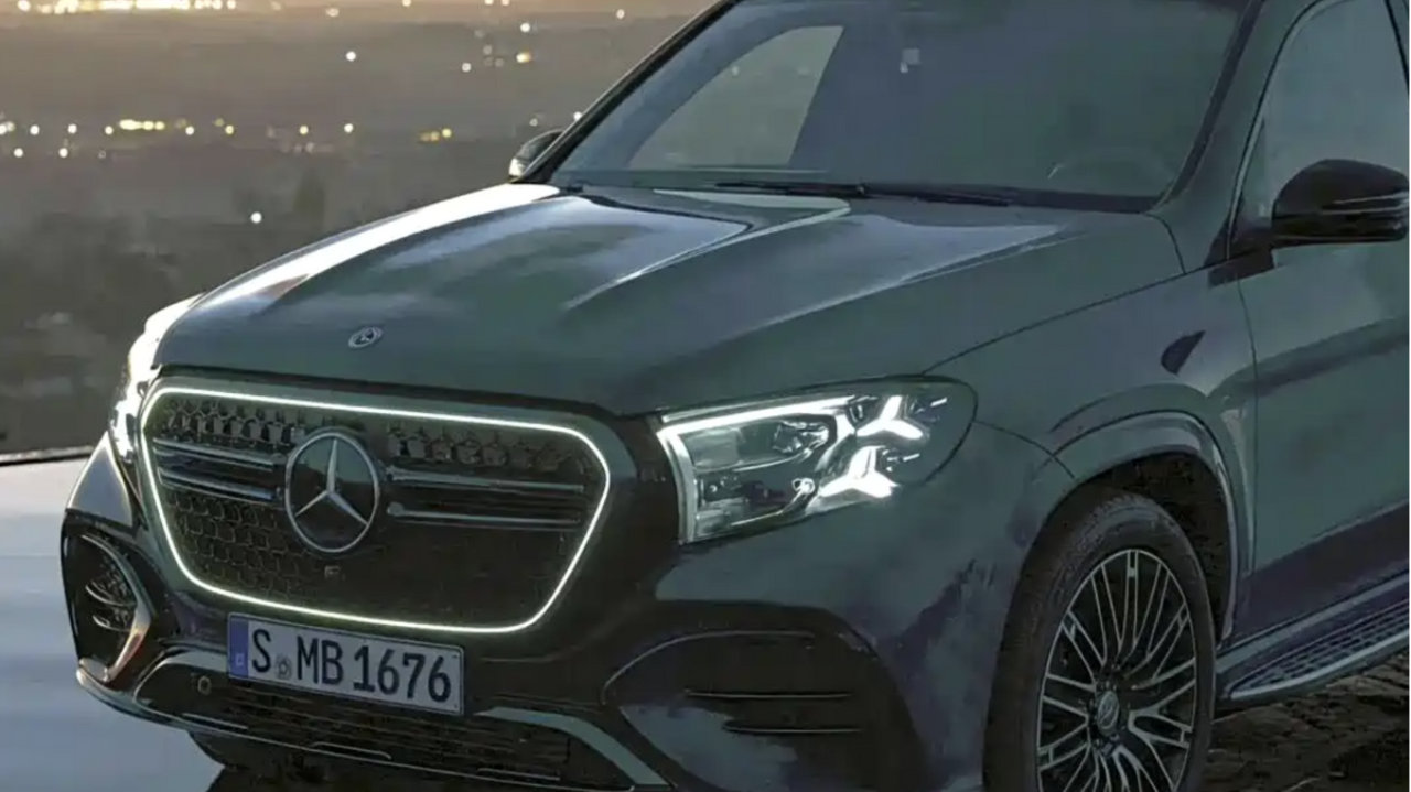 新款奔驰GLS提前曝光，把两个车标放进大灯里