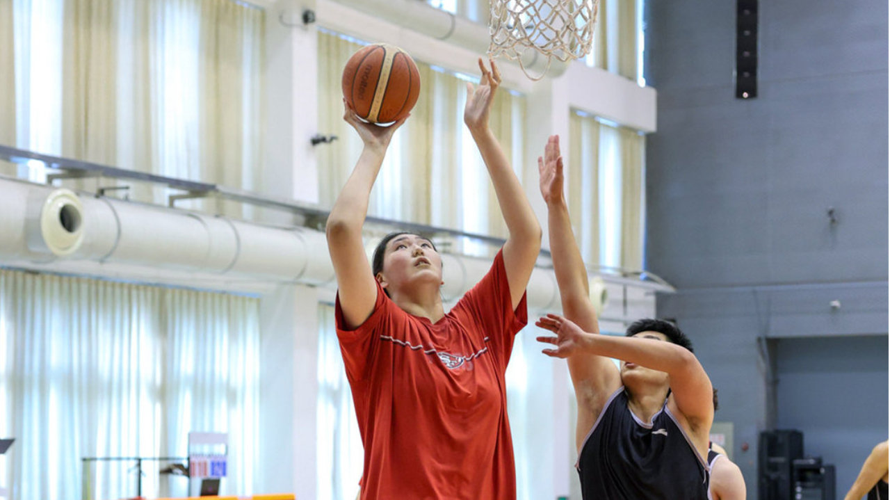 中国女篮备战曝光！2米26张子宇变瘦了，2米01女版奥尼尔卡位吃饼