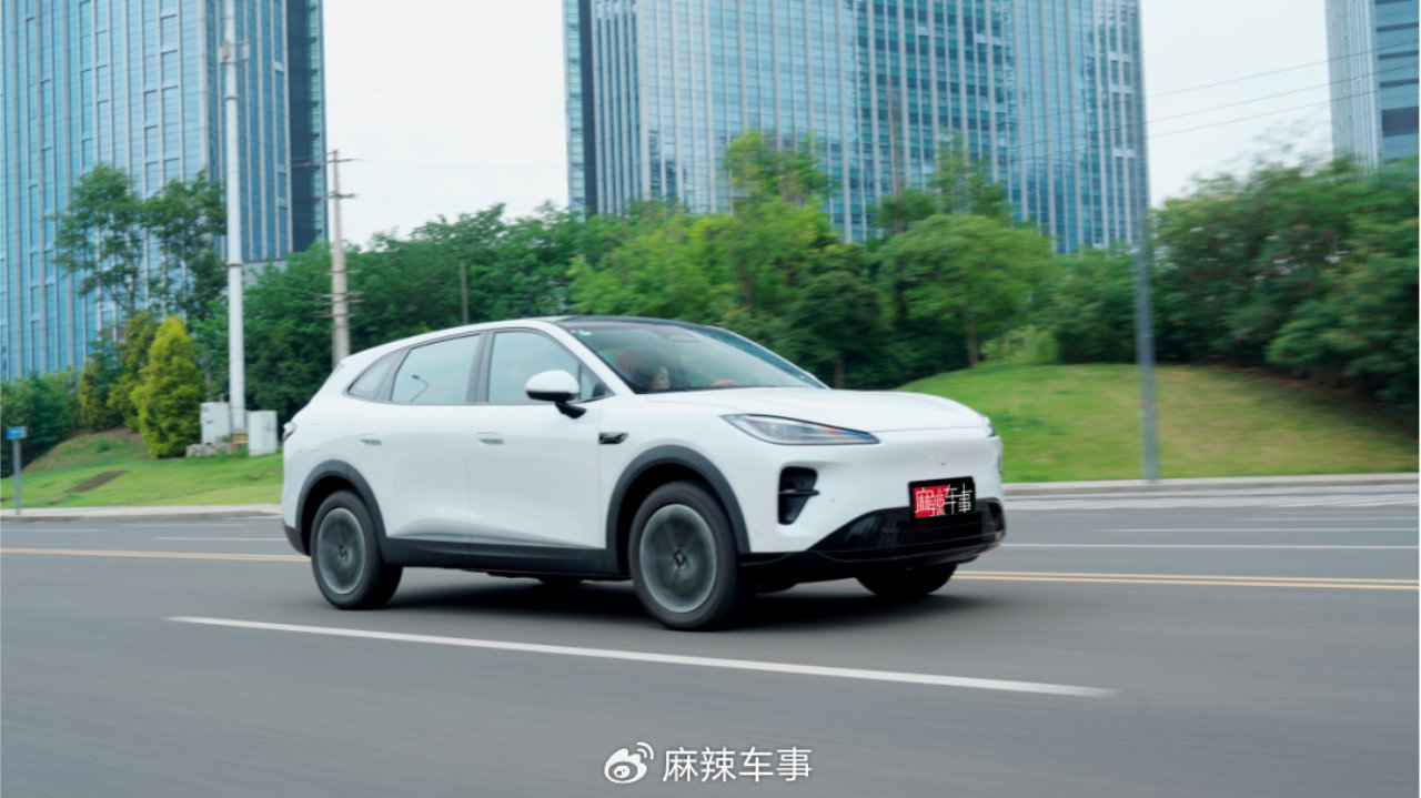 当爸妈坐上奇瑞风云T9L：一场关于“信任”的智能驾驶实验