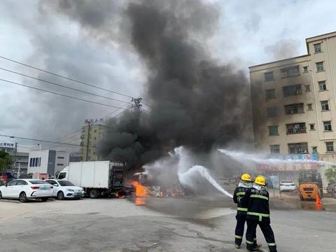 视频太吓人！东莞一电动汽车充电起火，它周边的几辆车都被烧成骨架！