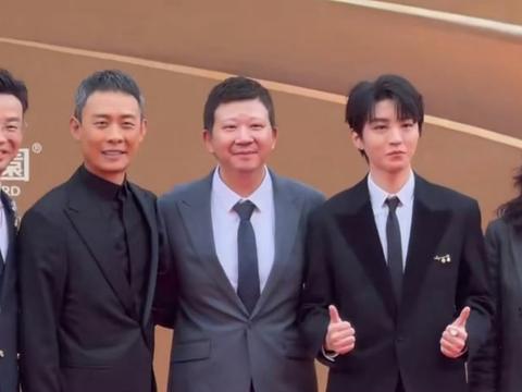 华表奖红毯秒变王俊凯"熟人见面会"！