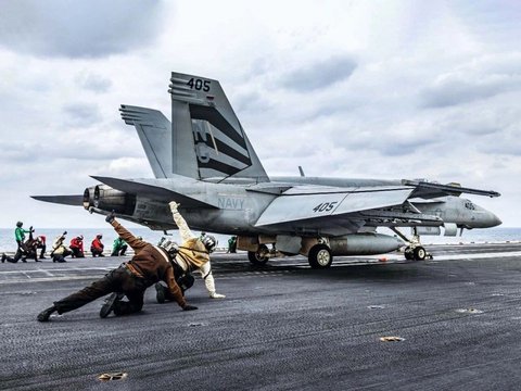 10万吨航母逼近伊朗，想谈还是想打？