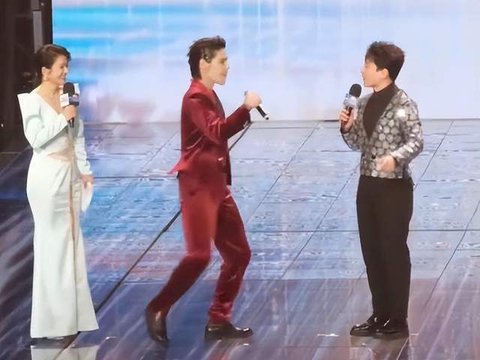 向佐回应差点踢到百克力的头：昨天那一脚吓到你很对不起，对不起100遍！