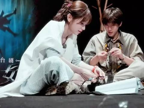 我把你紧紧搂在怀里 把你捧在手心所有人感受小田和安宇的拥抱