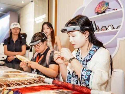戴上设备边做家务边赚钱,上海这个平台喊你当“机器人训练师” 戴上设备边做家务边赚钱,上海这个平台喊你当“机器人训练师”