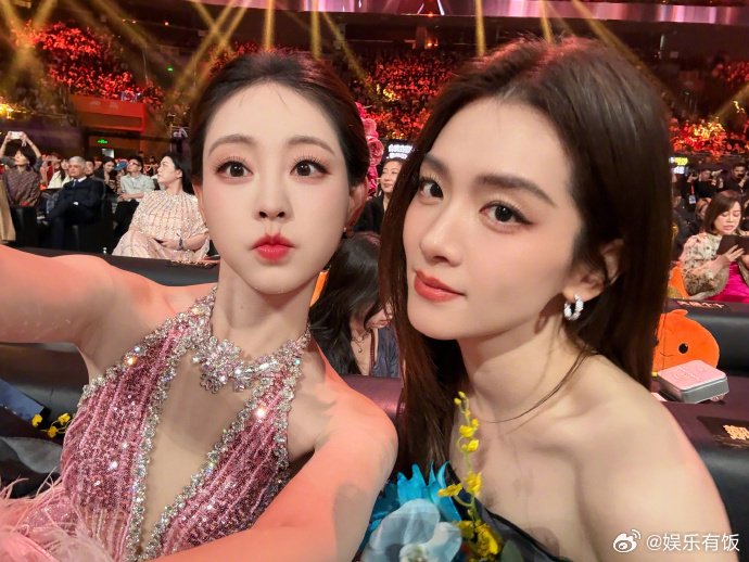 祝绪丹晒与陈昊宇赖伟明合照，微博之夜展现多样魅力