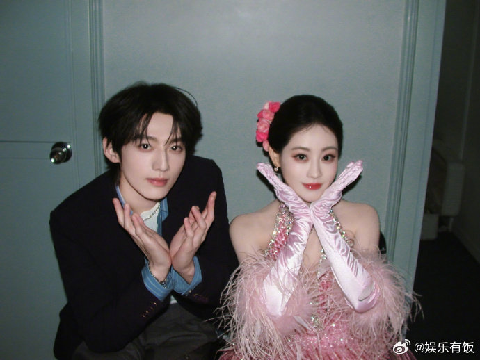 祝绪丹微博之夜与陈昊宇赖伟明同框展现双面魅力