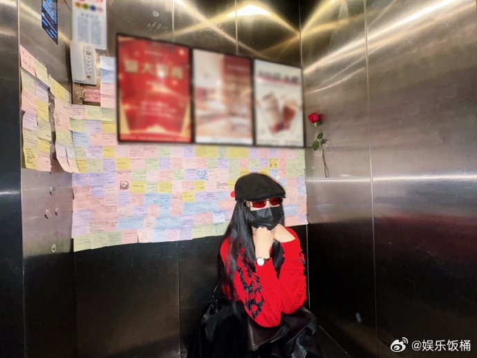 虞书欣与粉丝电梯应援合影