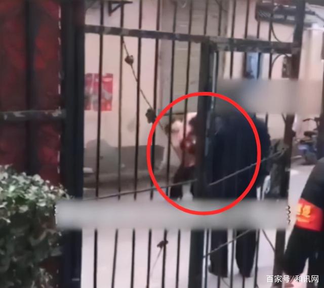 西安一女子大闹防疫点:称2亿生意被耽误,辱骂工作人员怒砸大门休闲区蓝鸢梦想 - Www.slyday.coM 西安一女子大闹防疫点:称2亿生意被耽误,辱骂工作人员怒砸大门休闲区蓝鸢梦想 - Www.slyday.coM