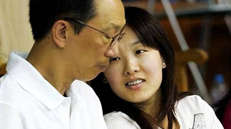 恩爱23年逃不过现实！73岁梁锦松衰老，47岁伏明霞依旧楚楚动人