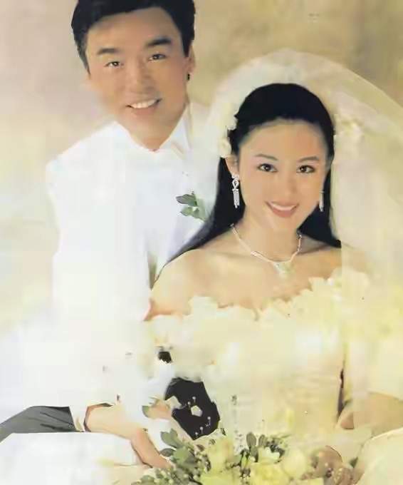 67岁钟镇涛宝刀不老，与章小蕙的离婚破产后，遇见贤妻走出低谷