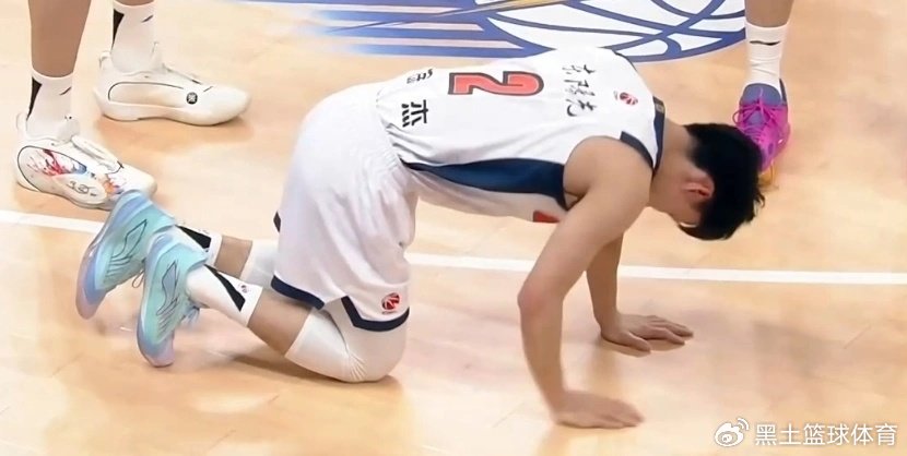 有伤在身！徐杰将前往国家队报到后评估伤情 此前多次崴脚引关注