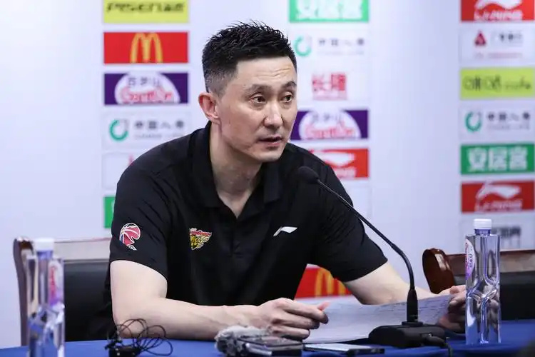 杜锋卸任广东？正式签约，NBA名帅驰援，已抵达广东，崔永熙期待