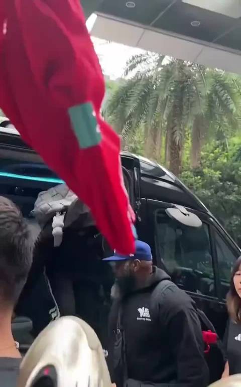 登哥的人气！哈登中国行抵达酒店 大批球迷聚集高喊MVP！