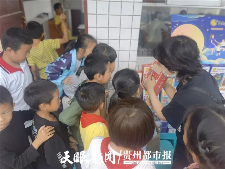 吃月饼,拆盲盒…与平坝大狗场小学的孩子们“益”起过中秋休闲区蓝鸢梦想 - Www.slyday.coM 吃月饼,拆盲盒…与平坝大狗场小学的孩子们“益”起过中秋休闲区蓝鸢梦想 - Www.slyday.coM