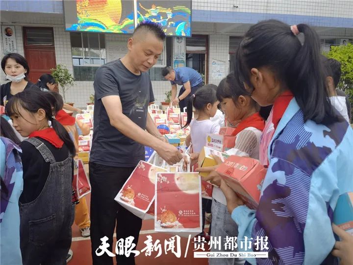 吃月饼,拆盲盒…与平坝大狗场小学的孩子们“益”起过中秋休闲区蓝鸢梦想 - Www.slyday.coM 吃月饼,拆盲盒…与平坝大狗场小学的孩子们“益”起过中秋休闲区蓝鸢梦想 - Www.slyday.coM