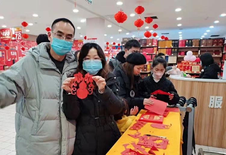 重百新世纪超市举行春节购物系列活动 让市民在趣味互动中购物过年休闲区蓝鸢梦想 - Www.slyday.coM 重百新世纪超市举行春节购物系列活动 让市民在趣味互动中购物过年休闲区蓝鸢梦想 - Www.slyday.coM