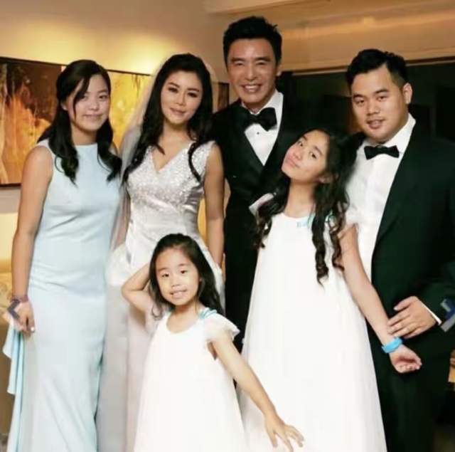 67岁钟镇涛宝刀不老，与章小蕙的离婚破产后，遇见贤妻走出低谷