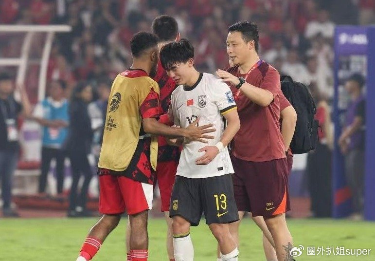 是谁？王大雷怒斥，3人被揪出，1人散步，1人靠手，1人不防守